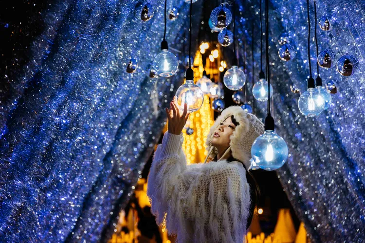 站前廣場數千顆雪白燈飾妝點而成的「銀白之森」燈區。新北觀旅局提供