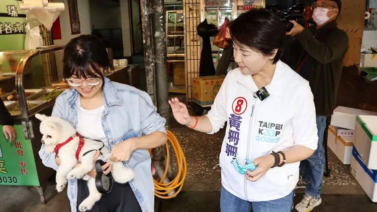 黃珊珊在跟狗打招呼。葉志明攝