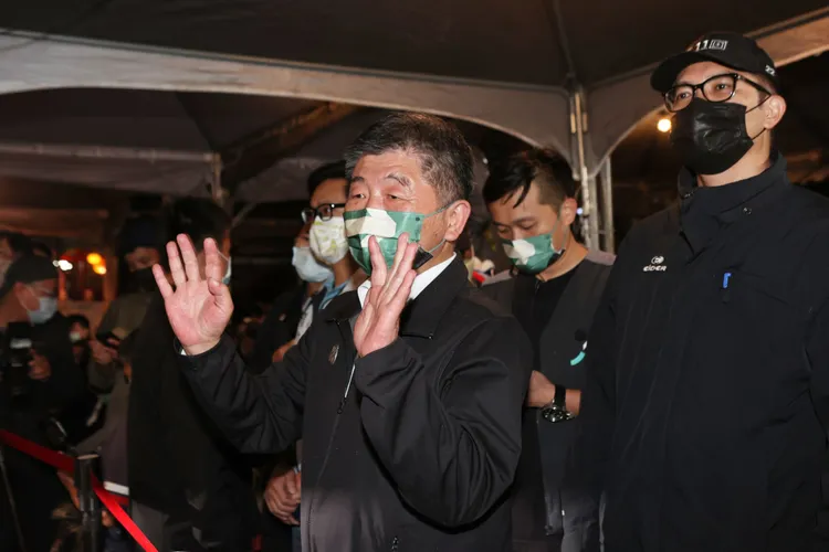 陳時中今天晚上出席文山區景美集應廟廟口開講。翁玉信攝