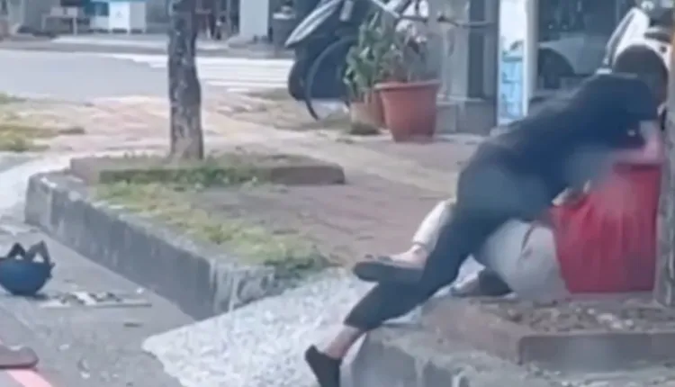 路人拍下的影片最後，呂男（紅外套者）反被林男（黑衣者）推倒，兩人又繼續扭打。翻攝自社會事新聞影音