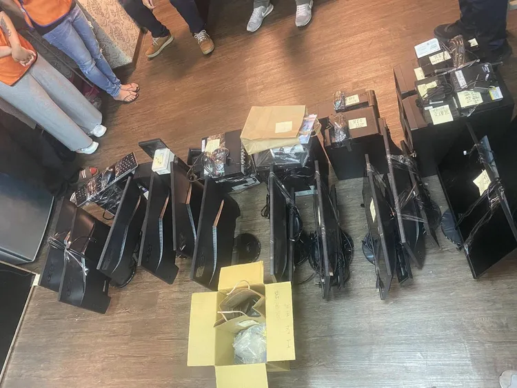 警方查獲的洗錢機房，半個月經手金額高達台幣3億元，抽成手續費達500萬元。警方提供