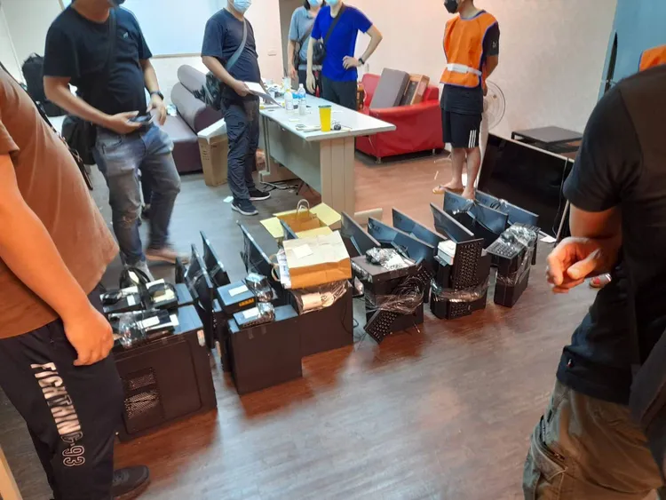 警方查獲電腦等證物。警方提供