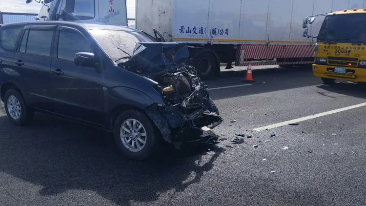 肇事廂型車的車頭也嚴重毀損。民眾提供