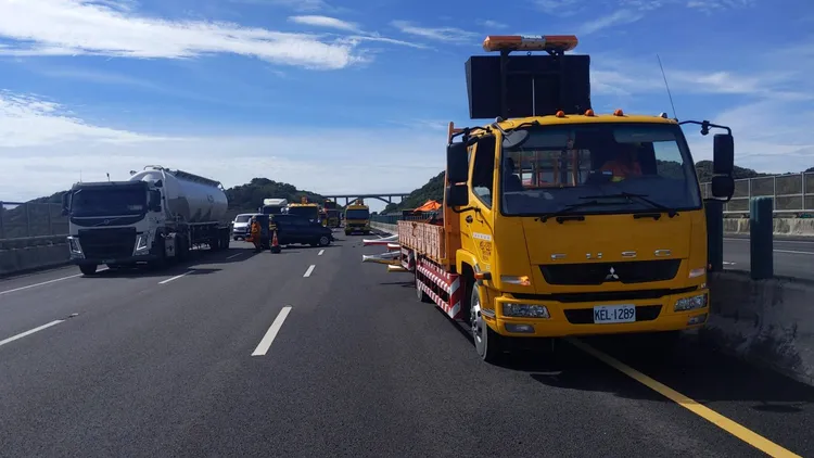 國道3號通霄北上路段，上午發生緩撞車被追撞事故，幸好無人傷亡。民眾提供