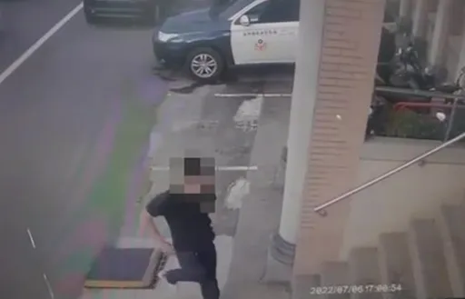 遭詐騙集團蒙眼囚禁!機警男衝派出所求救 警攻堅共救出6人