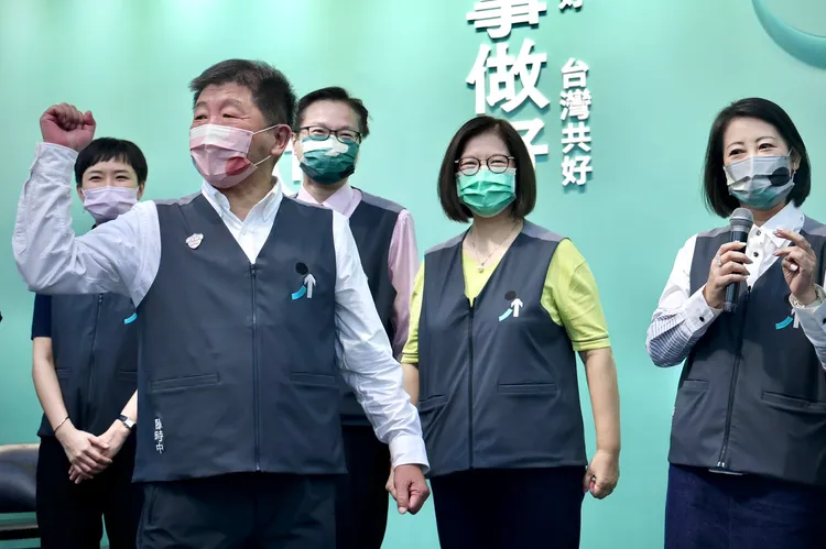 吳思瑤（右）批評，選前這樣的猜忌沒必要，也相對幼稚。林林攝