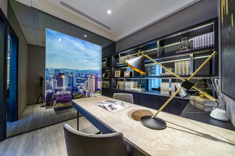 建案正對高雄女中，高樓層則可遠眺高雄港灣與亞洲新灣區全景。案場提供