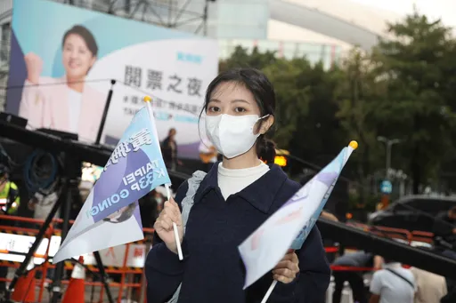 黃珊珊競總直擊｜支持者看開票焦慮到「快哭了」　萬華攤商：就是想投她