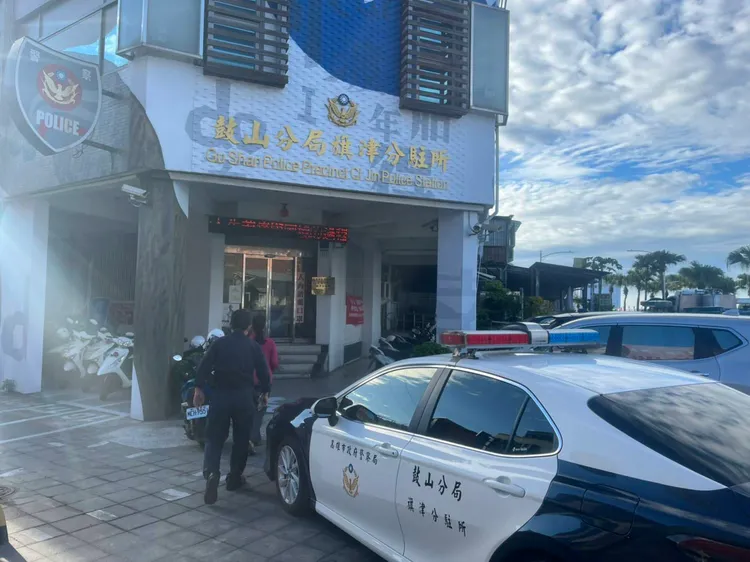 蔡姓女子撕毀公投票，被警方帶往旗津分駐所訊問。讀者提供