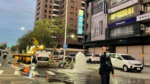 高雄女駕車失控衝路邊 消防栓被撞斷噴水1人高!影片曝光