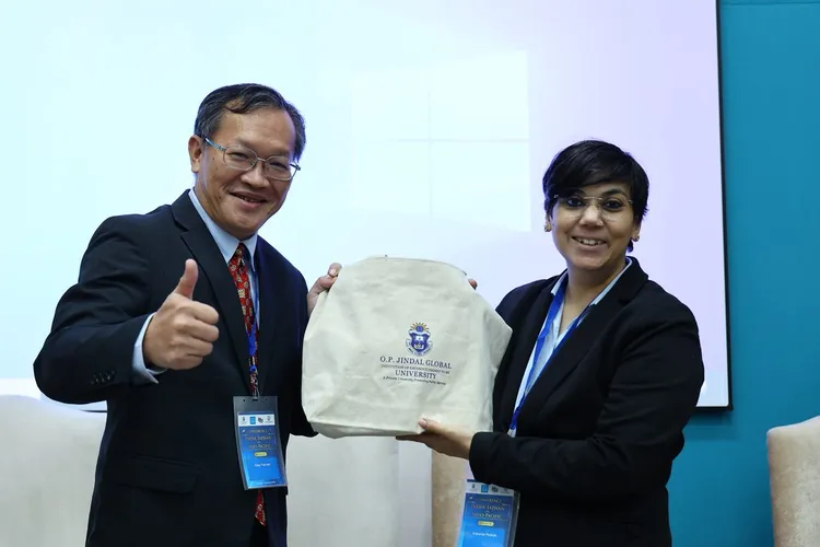 台、印學者互贈紀念品。主辦單位提供