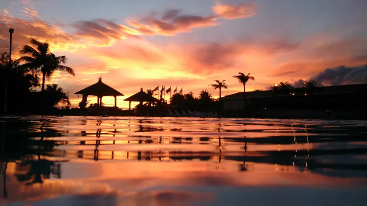 墾丁福華飯店館內設施眾多，圖為泳池於夕陽時分的美景。業者提供