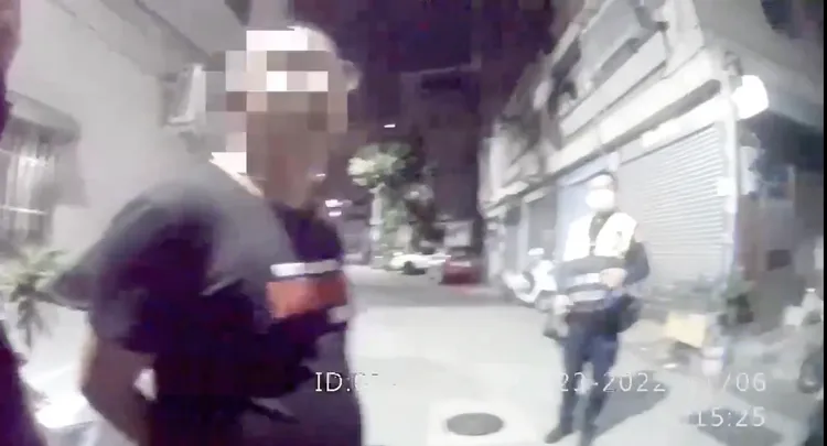警方將包圍黃男住處的男子帶回警局。讀者提供