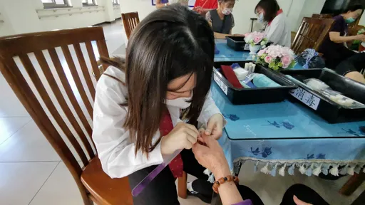 美甲美眉很有愛 榮家婆婆大變身