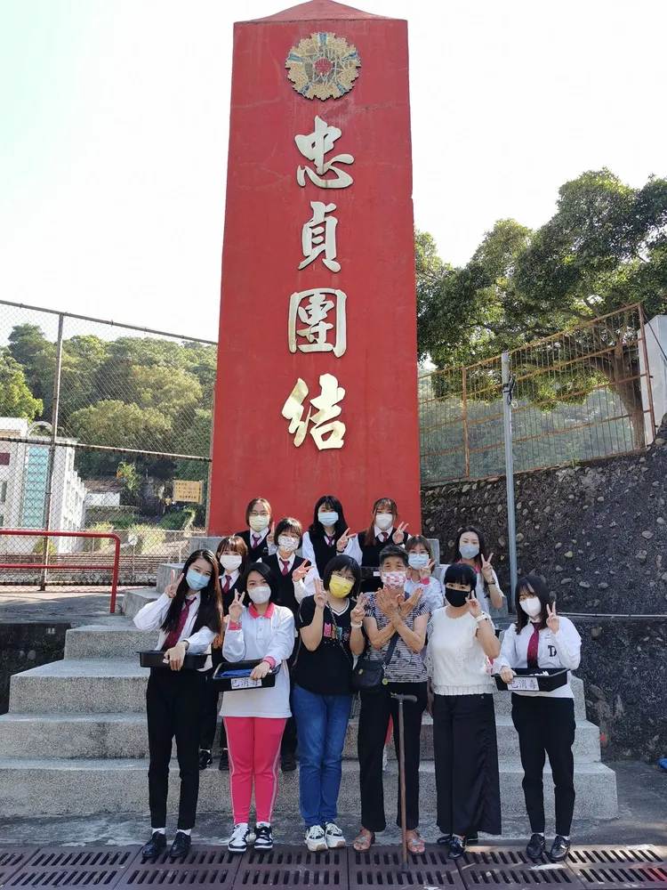 達德商工學生到彰化榮家做美甲及修眉服務。彰化榮家提供