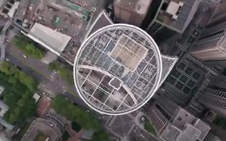 空拍穿梭城市大樓場景壯闊，由專業國手操刀，相當值得一看。翻攝畫面