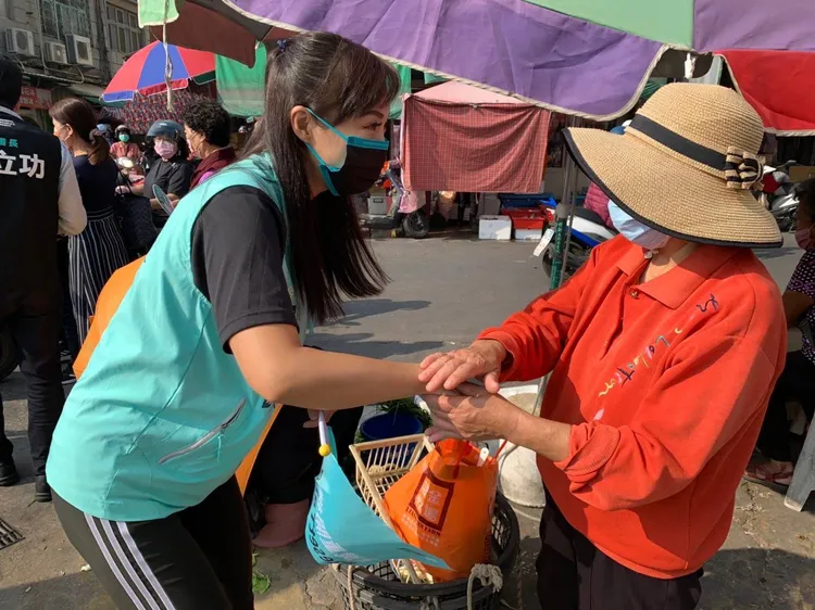 周曉芸前往代天府與東門市場進行地毯式的掃街拜票。周曉芸競選辦公室提供