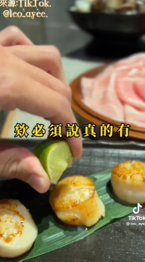 極鮮煎干貝擠上檸檬汁。TikTok@leo_ayee 提供

