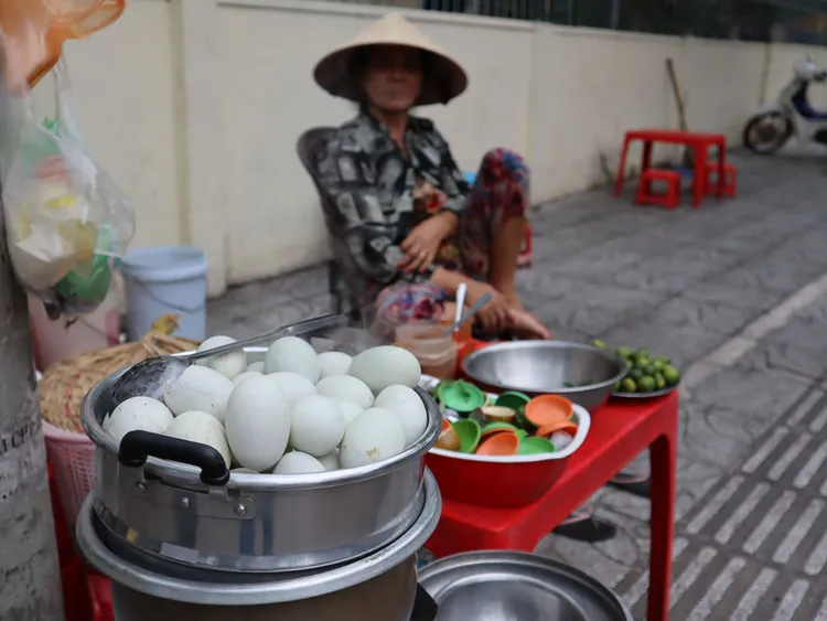 「鴨仔蛋」多次被國際旅客票選為世界上最恐怖菜餚之一，但在越南非常受民眾歡迎，路邊攤、餐廳裡都買得到。中央社