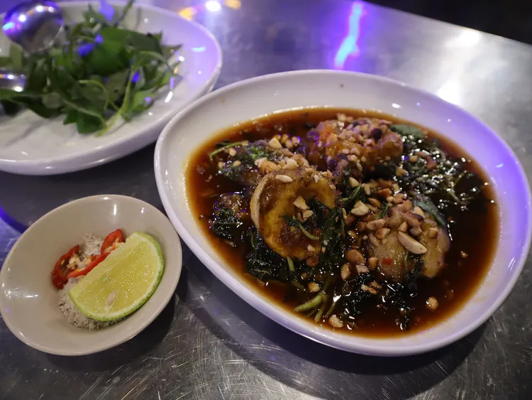 「鴨仔蛋」在越南的吃法五花八門，例如「鴨仔蛋」炒羅望子醬，先把「鴨仔蛋」剝殼後裹粉油炸再與羅旺子醬一起拌炒，最後再拌入花生、叻沙葉。中央社