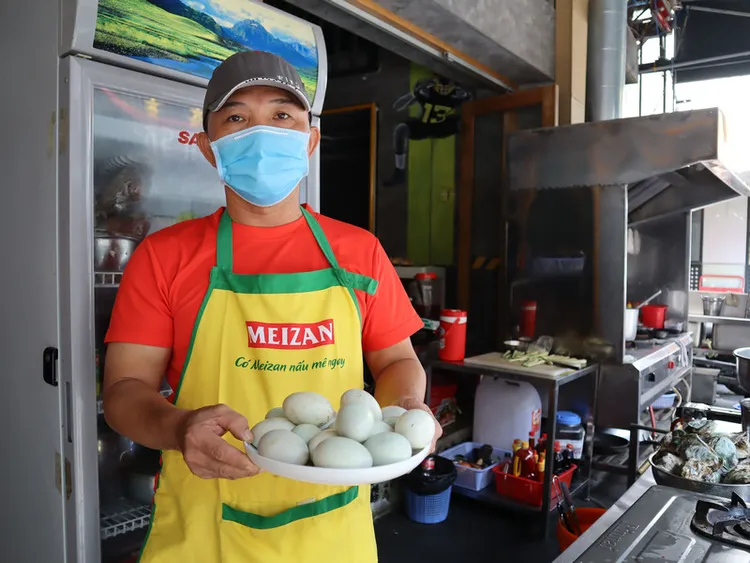 梁長武擔任廚師32年，他觀察越南年輕女生最愛吃「鴨仔蛋」。有些人認為吃「鴨仔蛋」可以轉運，但梁長武認為只是迷信。中央社