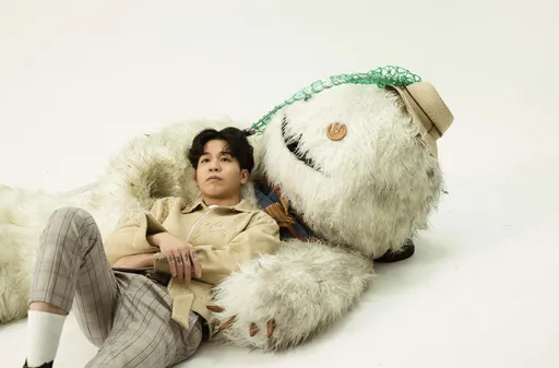 24歲歌手王謙勤練書法靜心創作 自身X光片當專輯封面