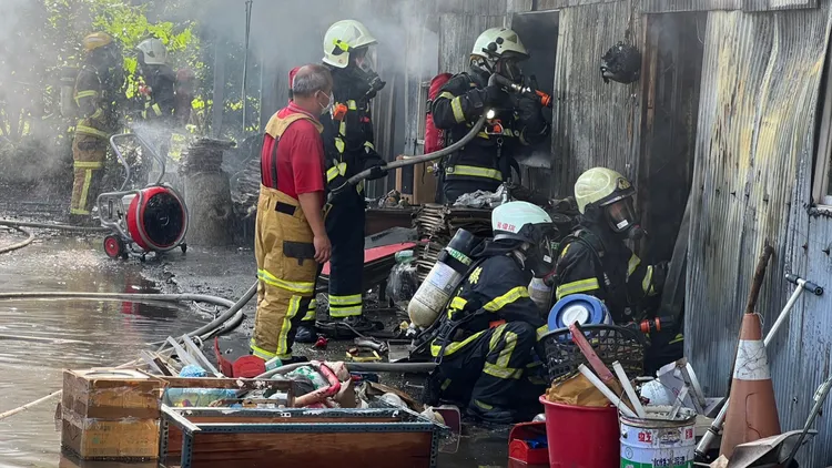 消防員獲報後迅速到達現場注水灌救。讀者提供