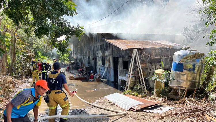 火勢一度過於猛烈，消防局緊急加派支援。台東縣消防局提供