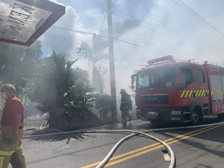 鐵皮屋火警濃煙直竄天際。讀者提供