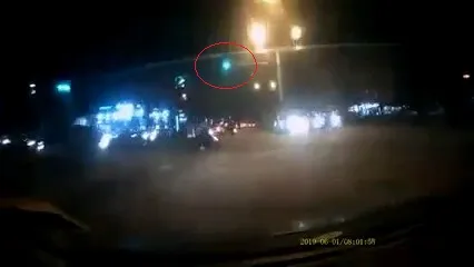 汽車接近路口時，車行方向仍是綠燈（紅圈處）。翻攝《中國報》