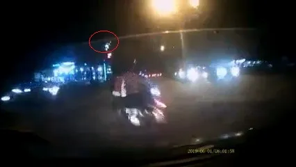 汽車撞上機車騎士時,號誌仍舊是綠燈,駕駛希望藉行車記錄器影片還原事發經過(紅圈處),駕駛。翻攝《中國報》