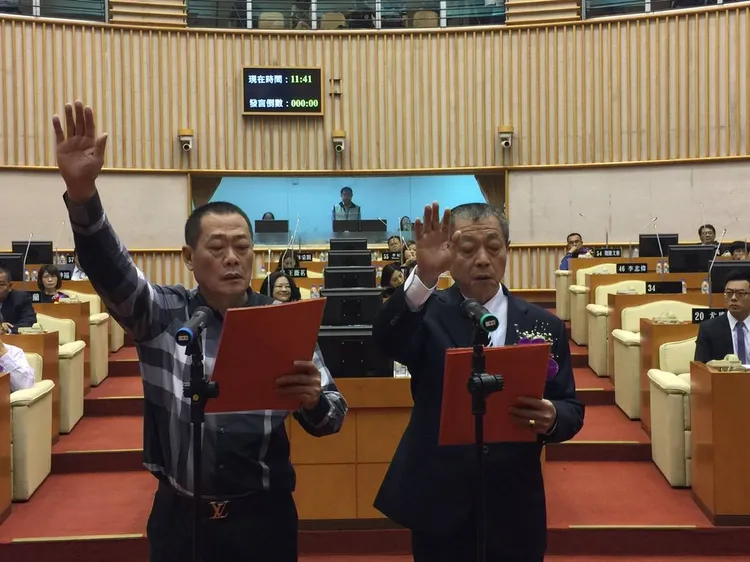 周典論、盧文瑞二人宣誓任正、副議長。屏東縣議會提供