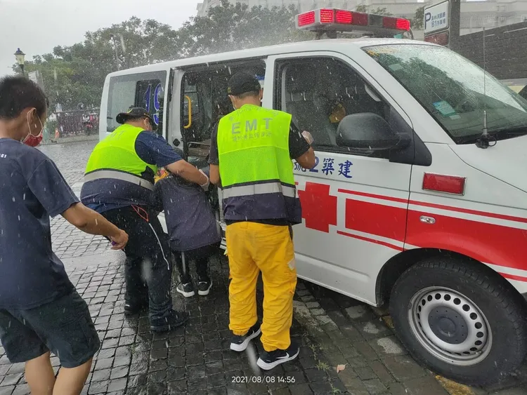 郭小姐遭蜜蜂咬傷後被送上救護車就醫。郭小姐提供