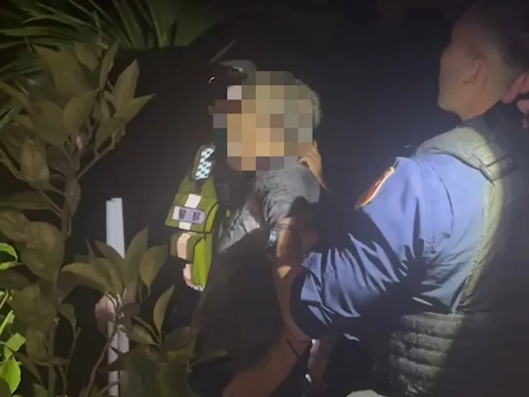 警方指引老伯靠近，再將人拉上岸。警方提供