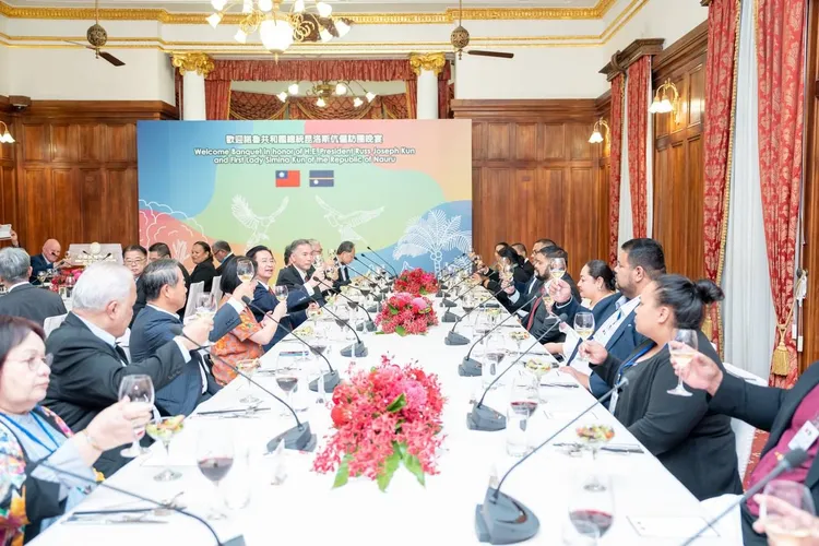 吳釗燮夫婦昨天晚宴昆洛斯所率訪團。外交部提供