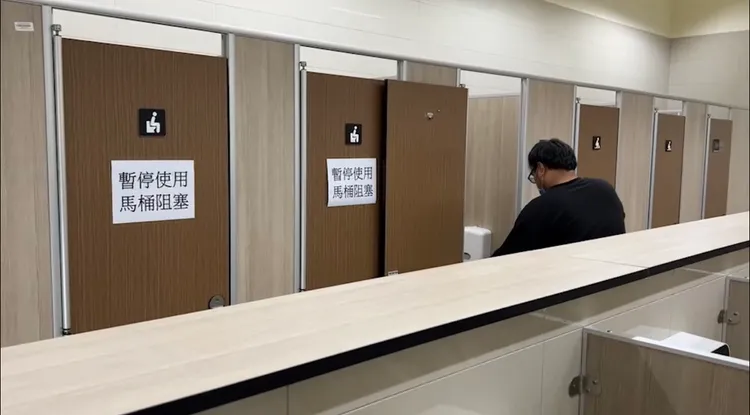 第一天開幕，南迴驛休息站的男女多間廁所故障，讓民眾抱怨不已。讀者提供