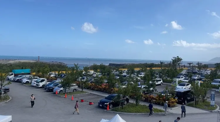 南迴驛森林停車場採礫石鋪面，但一到雨天，就出現水坑，讓不少民眾抱怨。古和純攝