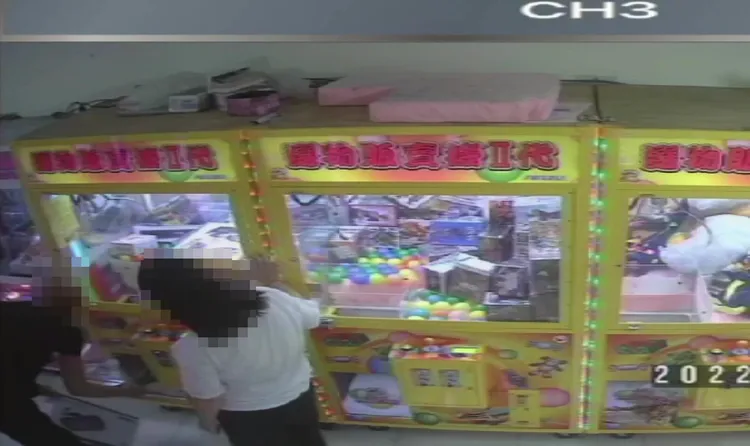 許男從取貨口偷走娃娃機內的烤盤，因光頭特徵太好認，警方順利將其逮捕。讀者提供