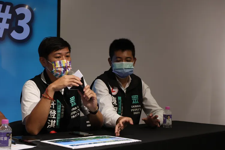 許登淇指出，R1途中經過青青草原、大坪頂，可以舒緩每年清明節至大坪頂祭祖的車潮，並可以促進香山朋友經濟發展及觀光發展的道路。黃羿馨攝