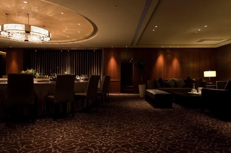 喆園餐廳2樓專屬貴賓室喆園廳，佔地約52坪可容納至少26位賓客，安全性與隱密性極佳，包廂內還設有那卡西、舞池。翻攝喆園FB