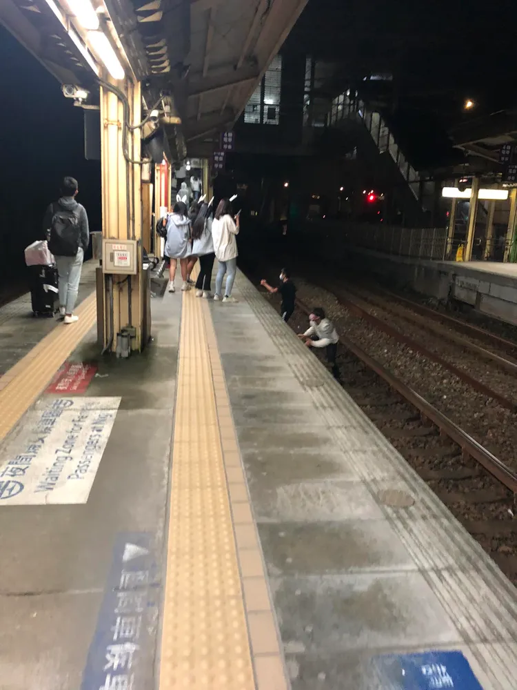 2名青少年跳軌嬉鬧。翻攝自百福社區好厝邊^^