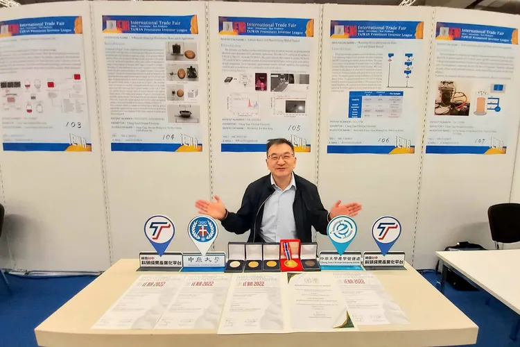 中原大學機械系教授丁鏞以「剪切式壓電雙晶致動器」榮獲「德國紐倫堡發明展」金牌。中原大學提供