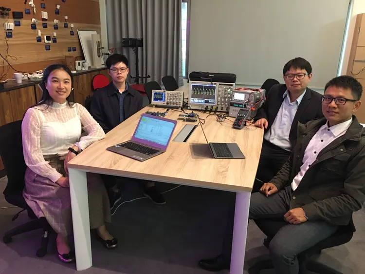 中原電子系教授陳世綸(右二)與企管系教授陳筱琪(左一)跨院系合作，發明專利獲肯定。中原大學提供