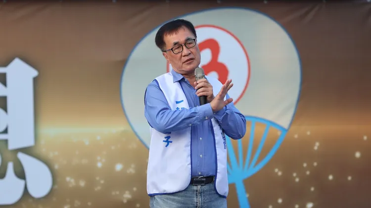 前高雄市副市長李四川要大家1126用選票支持柯志恩。侯昌騰攝