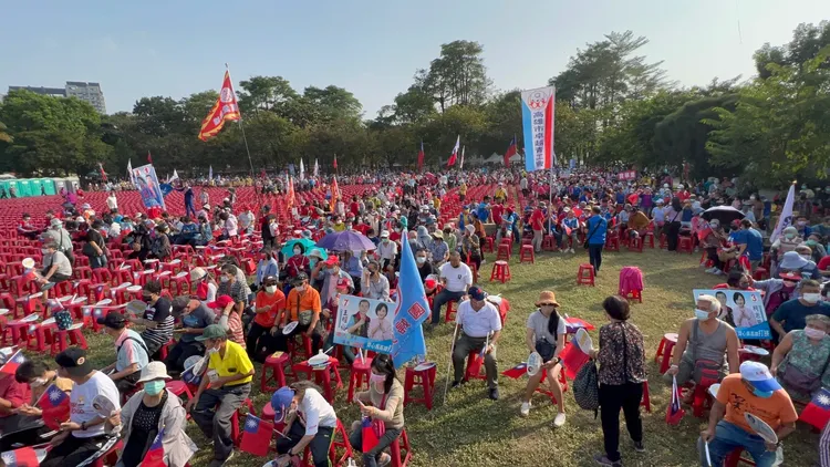 柯志恩支持者下午陸續進場卡位。侯昌騰攝