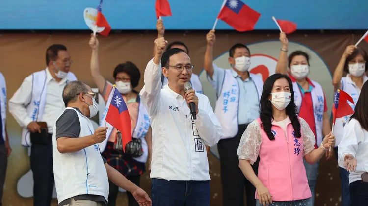 中國國民黨主席朱立倫致詞表示，柯志恩要變成戰鬥龍蝦，要扳倒大鯨魚。侯昌騰攝
