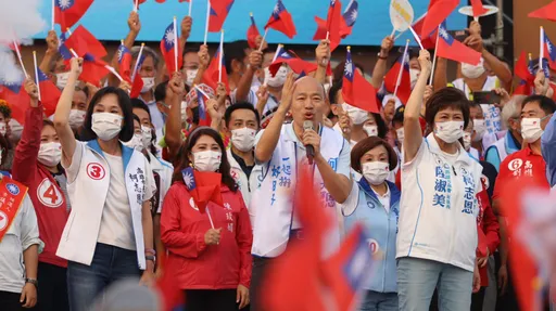 高雄黃金周|柯志恩承諾「把天空變藍路面變平」 萬人揮旗喊凍蒜!