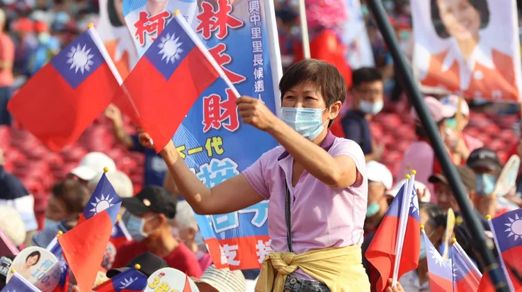 媽媽搖旗熱不輸年輕人。侯昌騰攝