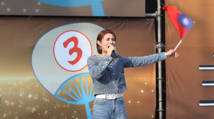 昨天為綠營陳其邁獻唱，今天又來替柯志恩站台的美濃子弟朱海君。侯昌騰攝