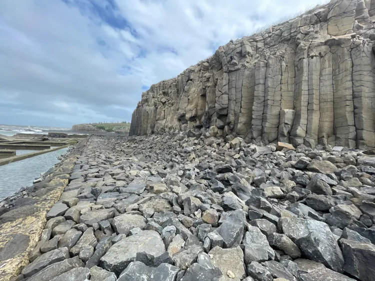 匠師帶領修整後的步道平坦許多，較好行走也不易拐腳。澎管處提供